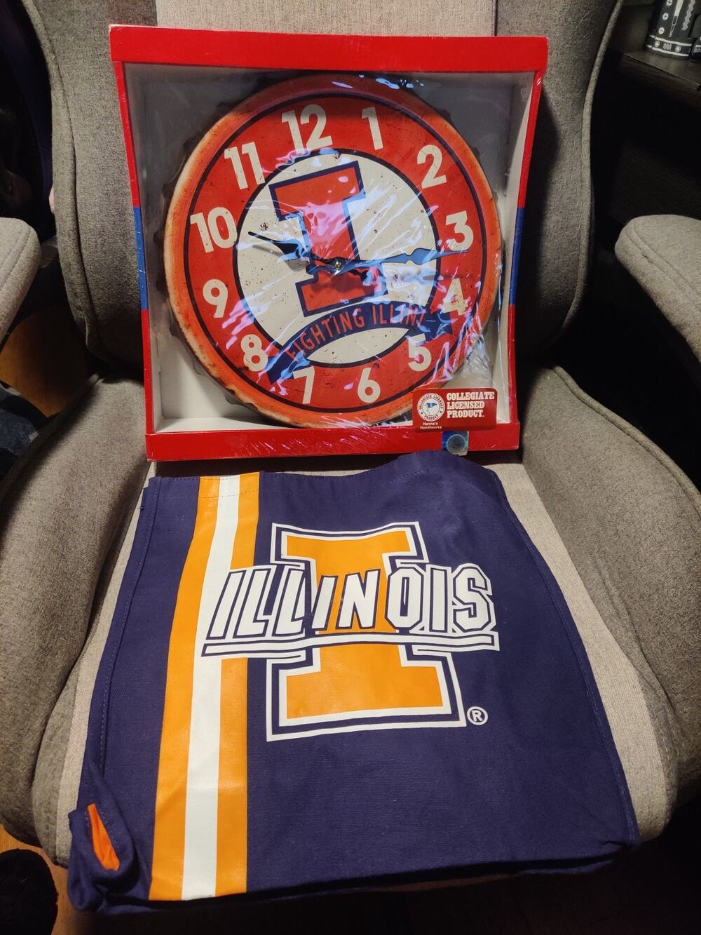 Illinois Uni Fighting Illini Bottlecap Clock Hanna’s Handiworks NIB w/Tote